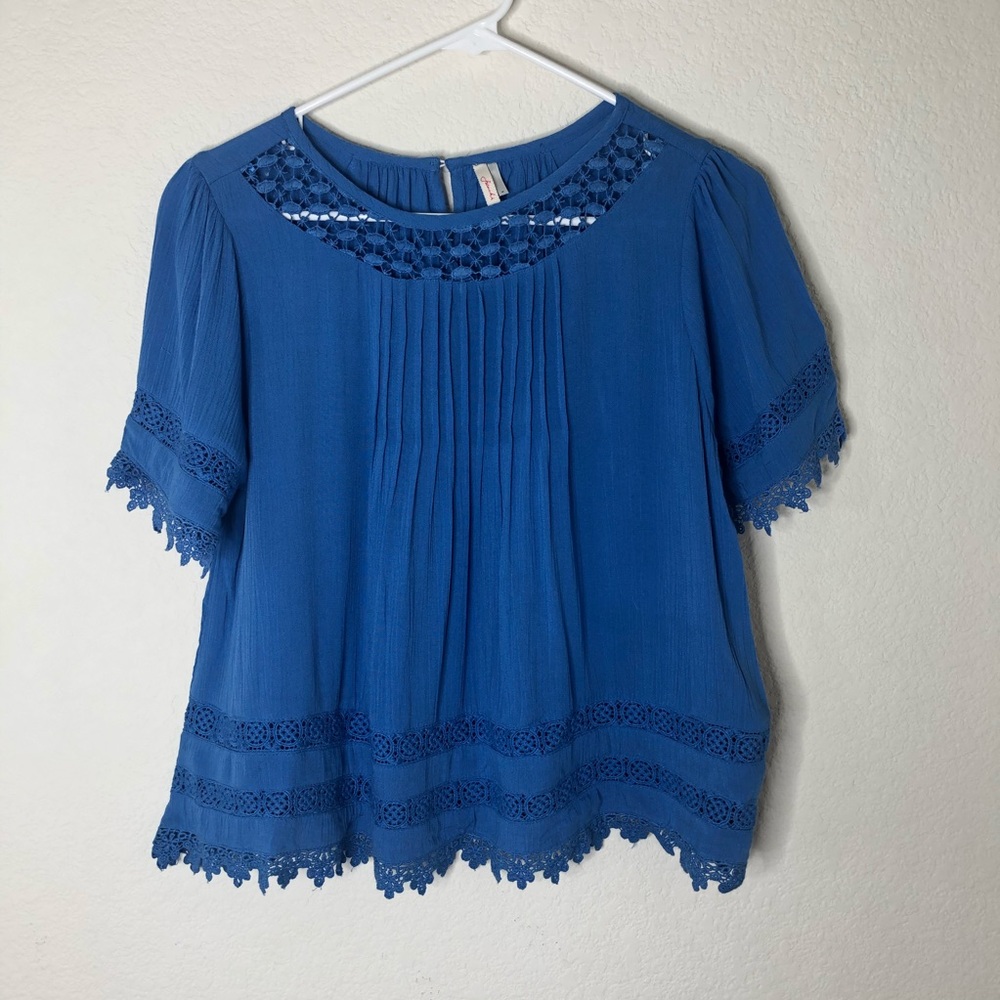 Frenchi Cropped Shirt Crochet Details